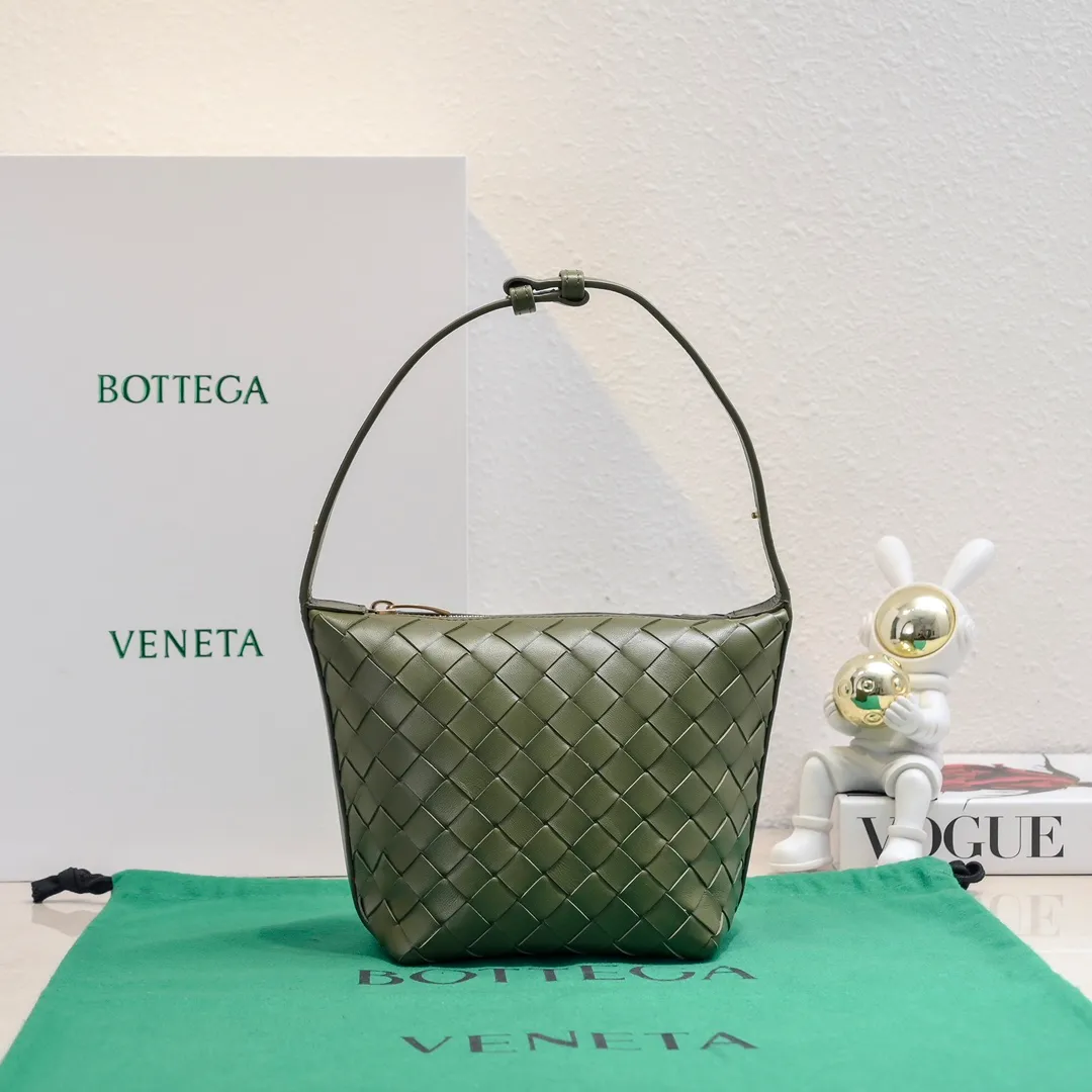 Batch 1280 It is predicted that BV Bottega's lunch bag will be popular again this year🔥. It is very soft and lightweight. It also uses the intrecciato weaving process that the two founders spent several months developing from the beginning of the brand. It is completely hand-woven by Italian craftsmen and perfectly reflects the craftsmanship of Bottega. The entire bag shape is also a very practical and popular lunch box bag shape. The slightly curved arc of the bag mouth can also better fit our wrists. Style number: 7748-1 Size: 17*13.5*5cm